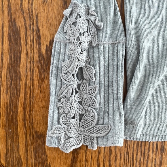 Hollister Size M snug long sleeve with beautiful sleeve detail lightly worn - Picture 3 of 5